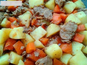 土豆胡萝卜炖牛肉的做法图解3