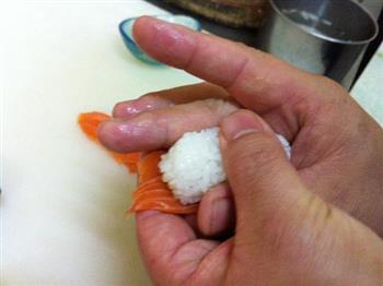 三文鱼寿司的做法步骤11