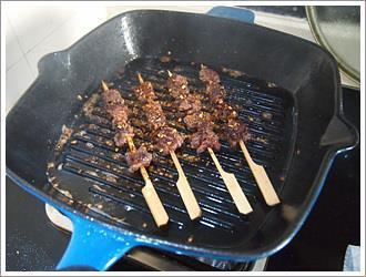 煎烤麻辣孜然牛肉串的做法步骤8