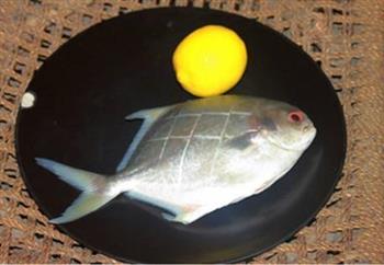 柠香盐烤鲳鱼的做法步骤1