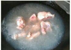 莲藕猪骨绿豆汤的做法步骤2