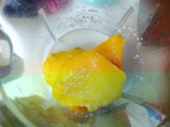 10分钟快手甜品-芒果冰激凌的做法步骤1
