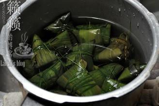 绿豆花生鲜肉粽的做法步骤5
