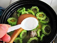 苦瓜玉米排骨汤的做法步骤12