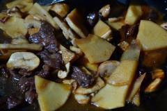 牛肉片炒春笋蘑菇的做法步骤7
