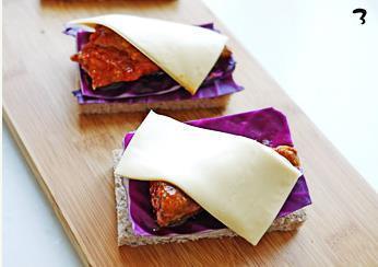 紫甘蓝沙丁鱼农场奶酪三文治的做法步骤2