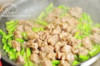 蚝油芦笋牛肉粒的做法步骤7
