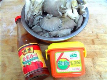 蘑菇的另类吃法-素版京酱肉丝的做法步骤1