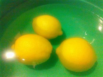蜂蜜渍柠檬的做法步骤1