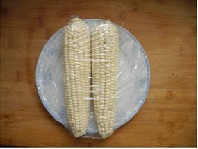 微波炉煮玉米的做法步骤1