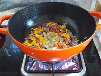 澳洲牛肉粒彩椒焗饭的做法步骤3
