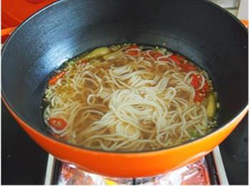 香辣酸汤肥牛米线的做法步骤3