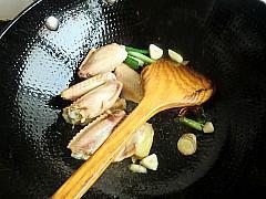 香菇焖鸡翅的做法步骤4