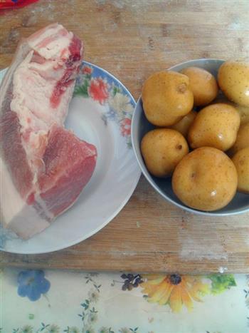 红烧肉炖小土豆的做法图解1