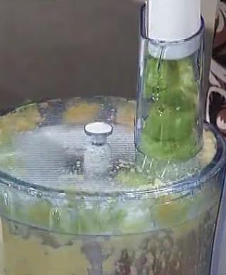 菠萝苦瓜西瓜冰沙的做法步骤2