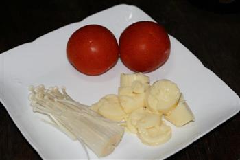番茄煮日本豆腐金针菇的做法步骤1