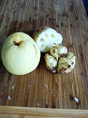 秋季养生-梨藕百合汤的做法步骤1