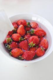 草莓酸奶沙拉的做法步骤2