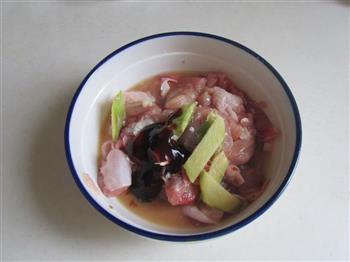 用韩式泡菜作调料做出的美味泡菜鸡的做法步骤2