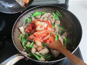 用韩式泡菜作调料做出的美味泡菜鸡的做法步骤6