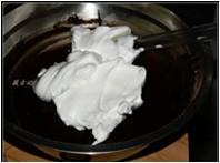 古典猫翻糖巧克力蛋糕配覆盆子奶油霜的做法图解3
