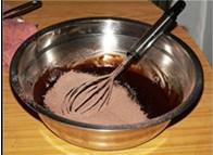 古典猫翻糖巧克力蛋糕配覆盆子奶油霜的做法图解4