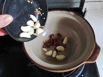 少油版咸香味鲜的腊鸭茄子煲的做法步骤3