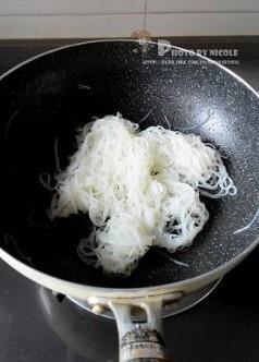 什锦素炒米线的做法步骤3