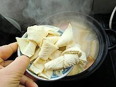 砂锅炖鱼丸的做法步骤4