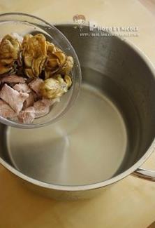 清热排毒的蚝豉瘦肉凉瓜汤的做法步骤3