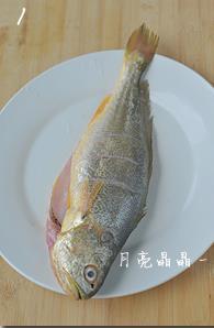 豉椒鲜蒸大黄鱼的做法步骤1