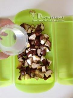 蘑菇烘蛋配奶香火腿土豆泥的做法步骤2