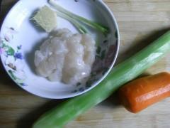 虾仁炒莴苣胡萝卜的做法步骤1