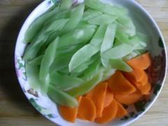 虾仁炒莴苣胡萝卜的做法图解2