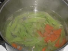 虾仁炒莴苣胡萝卜的做法步骤3