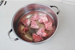 冬瓜薏米猪骨汤的做法图解1