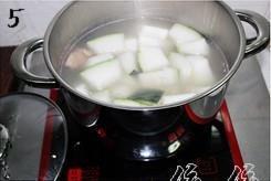 冬瓜薏米猪骨汤的做法图解5