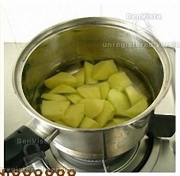 黑椒鸭脯佐洋葱煎土豆的做法步骤2
