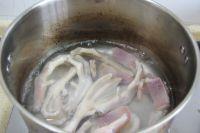 鸭掌杏鲍菇蛤蜊汤的做法图解2