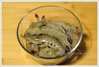 青咖喱虾的做法步骤1