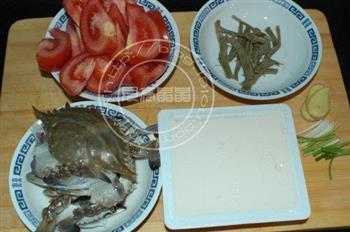 梭子蟹番茄豆腐煲的做法步骤1