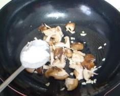 香菇炒油菜的做法步骤8