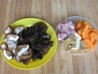 香菇黑木耳炒肉片的做法步骤1
