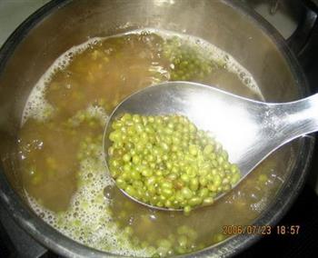 冰镇绿豆汤的做法图解2