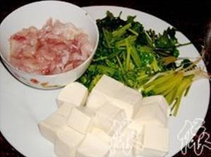 香菜叶肉片豆腐汤的做法图解1