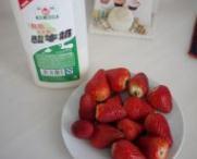 草莓酸奶的做法步骤1