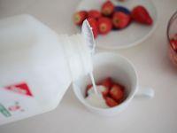 草莓酸奶的做法步骤5