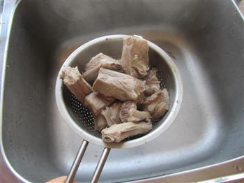 菜香玉米排骨汤的做法步骤2