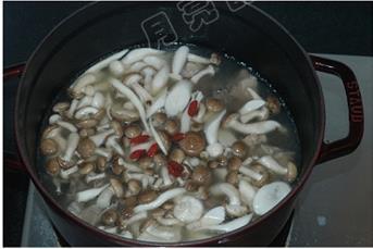 杂骨菌菇汤的做法图解3