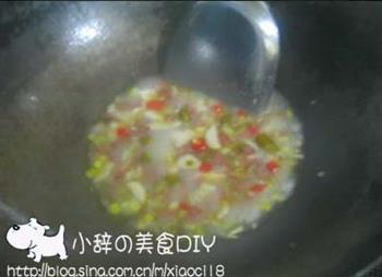 双椒熏肉汤面的做法步骤2